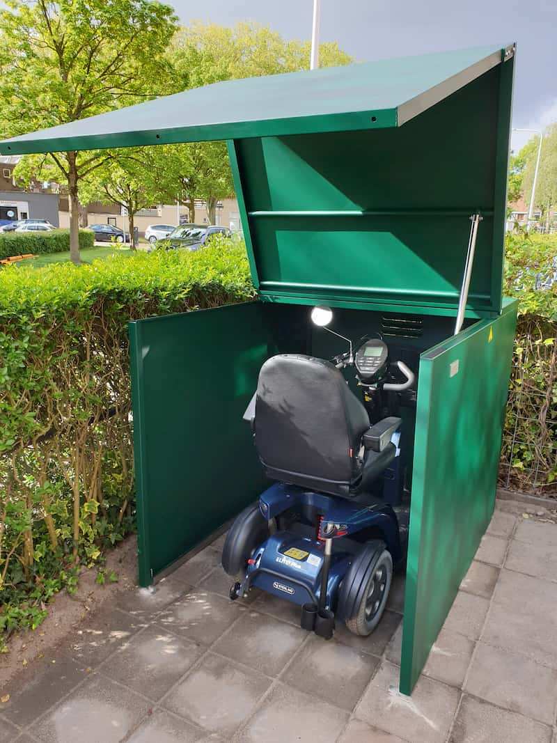 Accu scootmobiel opladen in berging